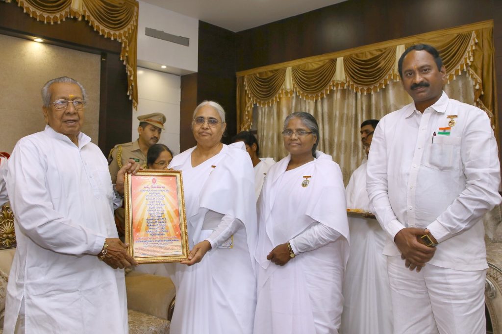 Vijayawada - Tying Rakhi to H.E. Bishwa Bhusan Harichandan, New Governor of Andhra Pradesh