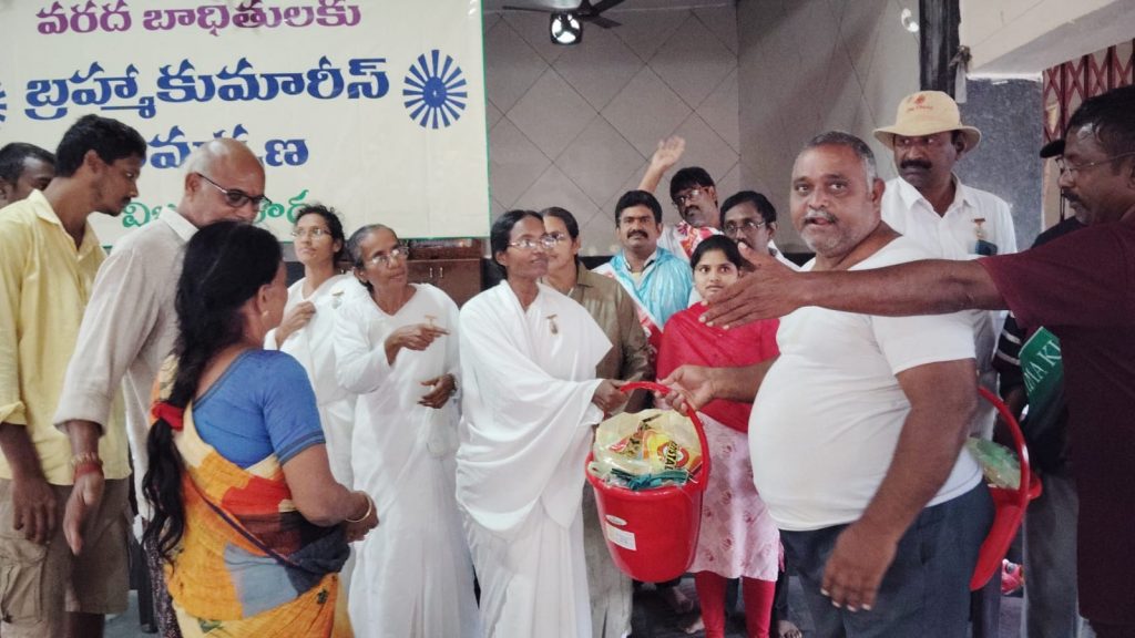 విజయవాడ: వరద బాధితులకు నిత్యావసర సరుకులు అందిస్తున్న బ్రహ్మా కుమారీస్, విజయవాడ శాఖ.
