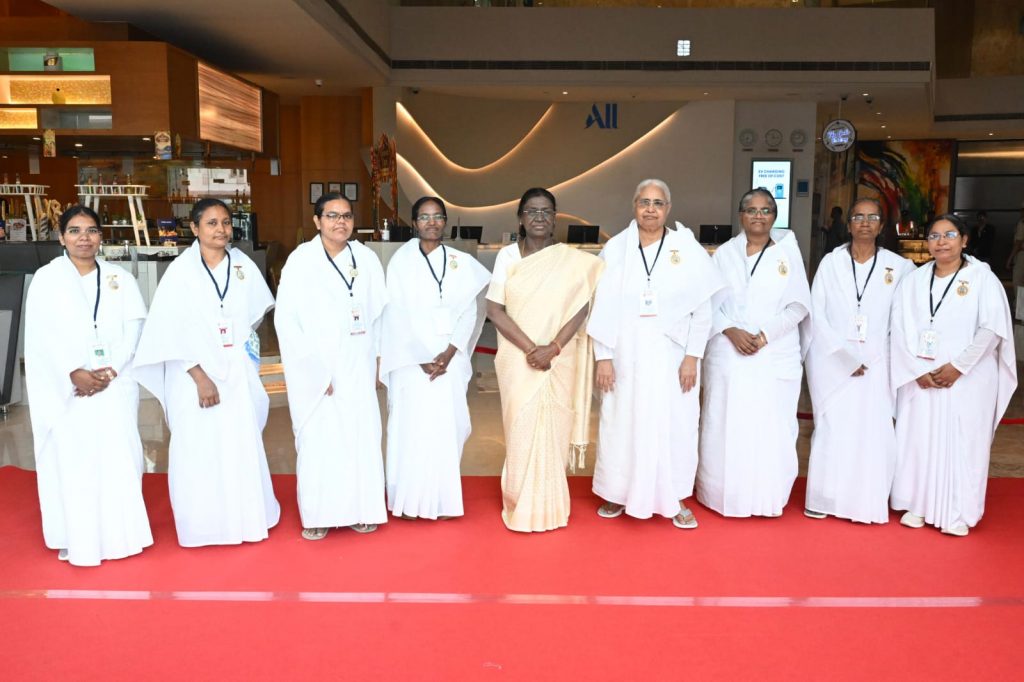 Brahma Kumaris Sisters Meet Hon’ble President of India Smt. Droupadi Murmu Ji in Vijayawada